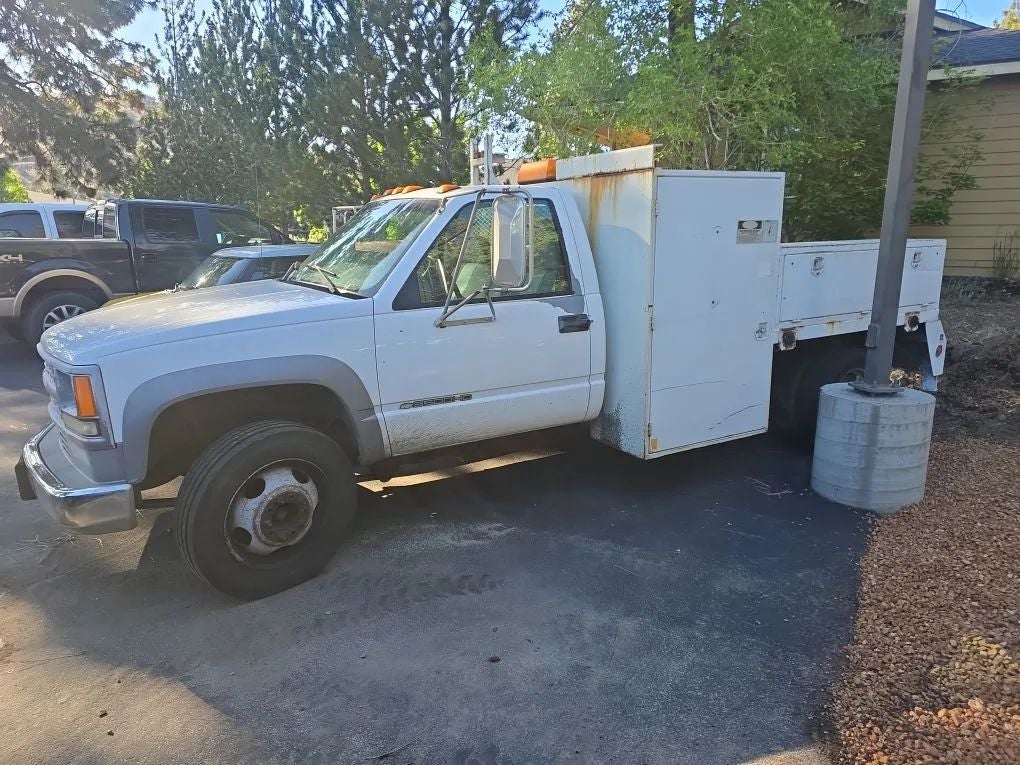 2000 Chevrolet 3500 HD Regular Cab & Chassis 136" WB