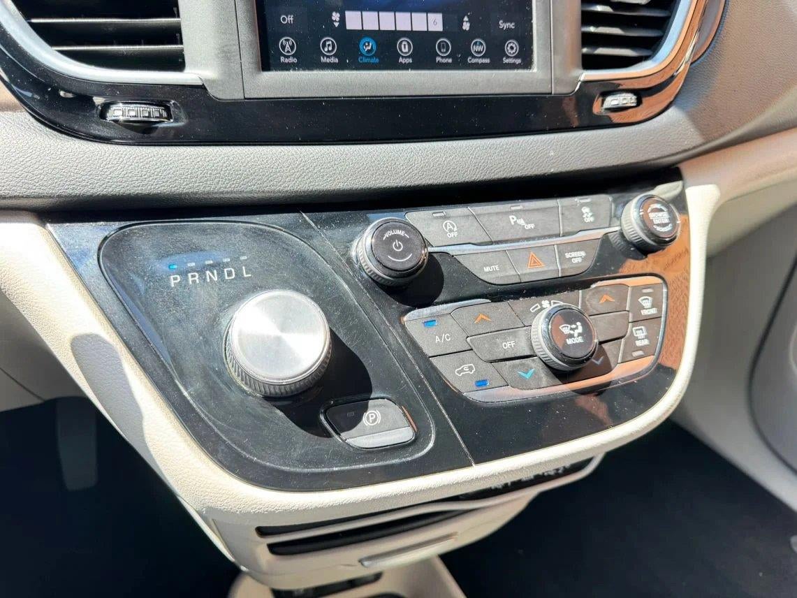 2021 Chrysler Voyager LXI