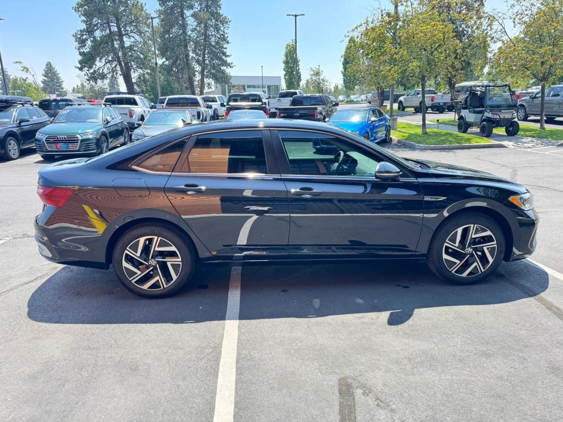 2022 Volkswagen Jetta 1.5T SEL Sedan 4D