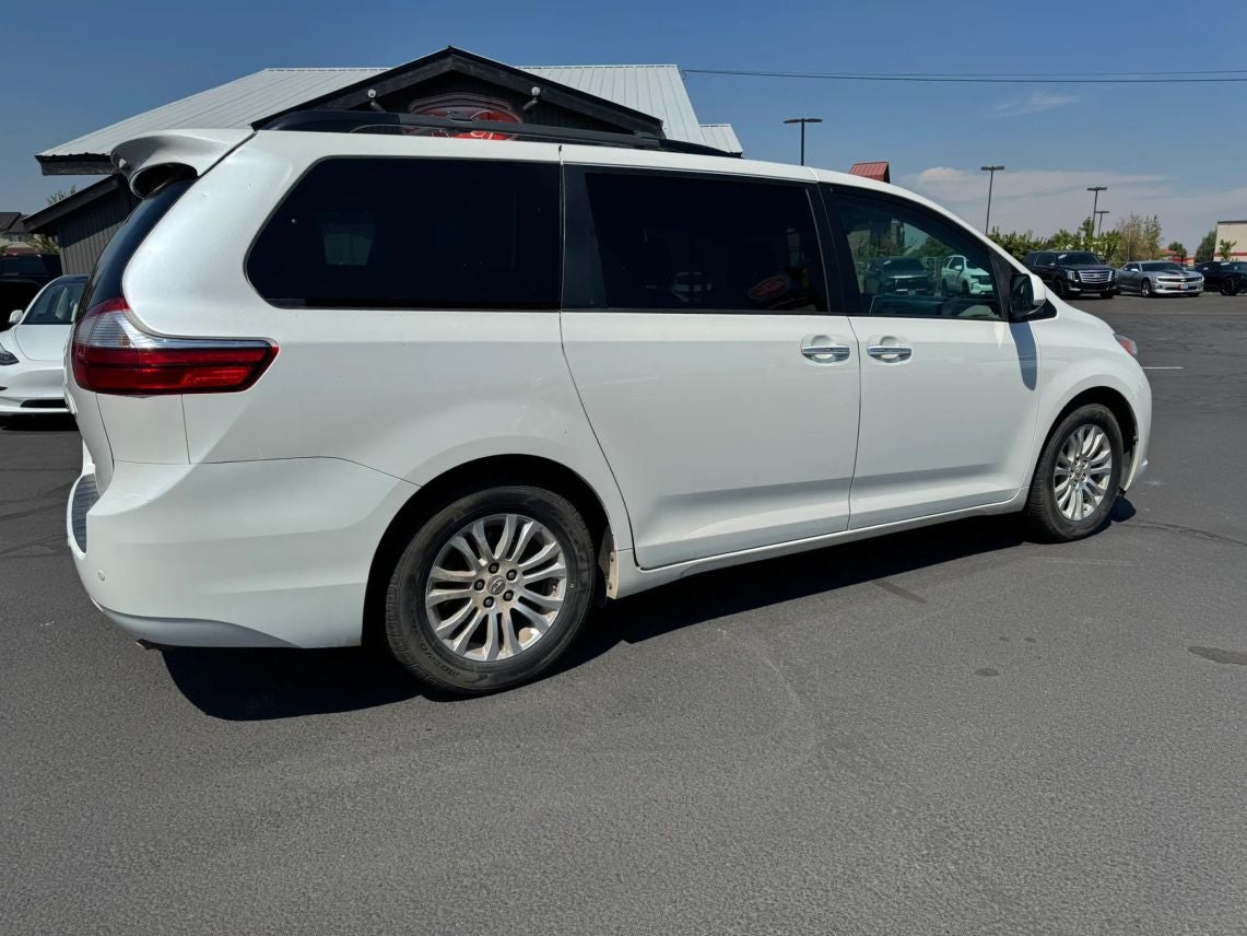 2016 Toyota Sienna XLE Minivan 4D