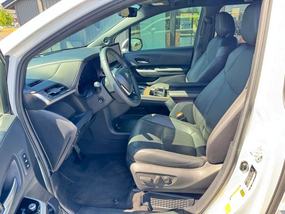 2025 Toyota Sienna Limited Van 4D
