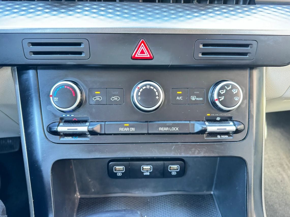 2022 Kia Carnival LX w/Seat Pkg Minivan 4D