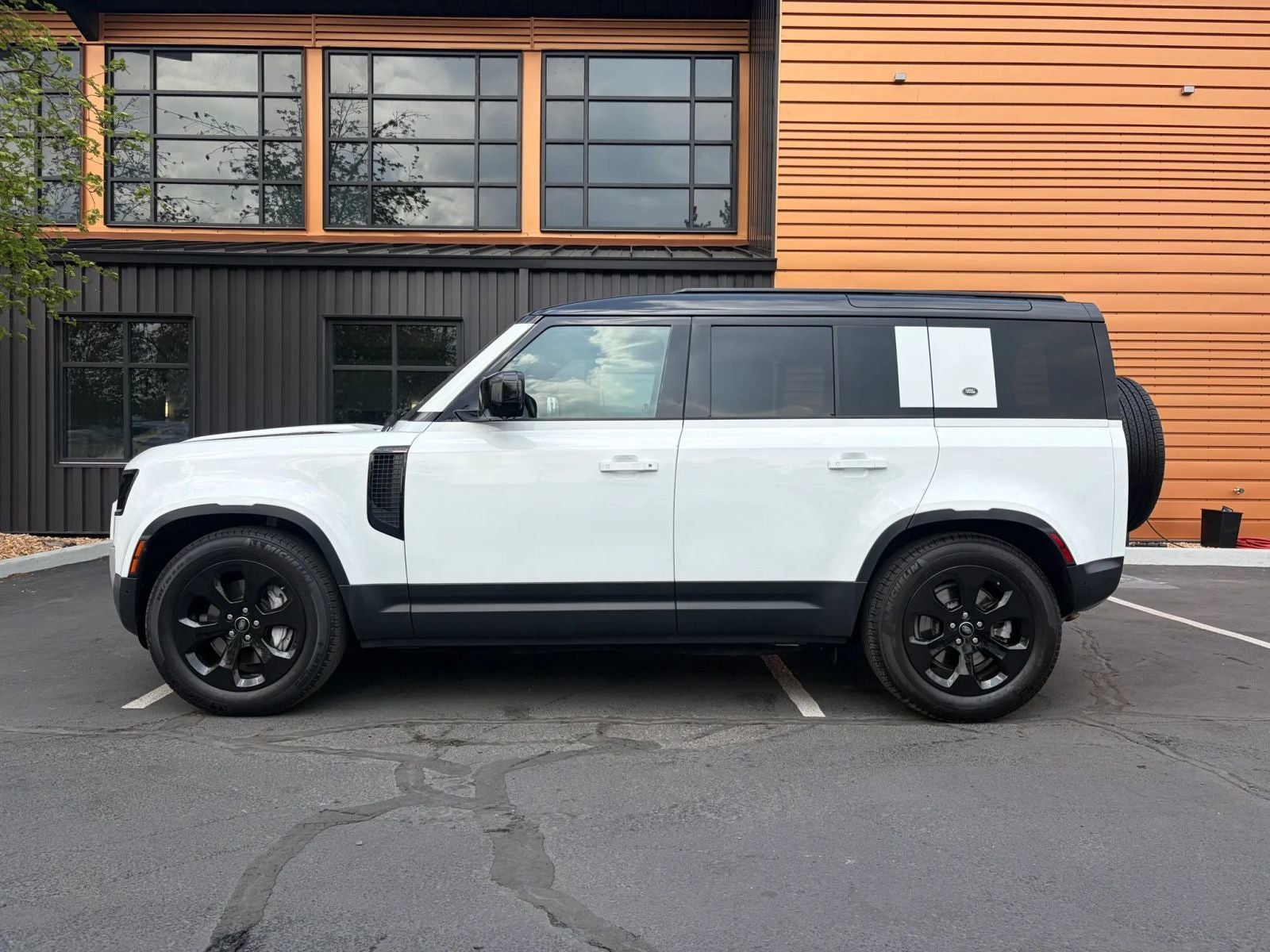 2020 Land Rover Defender 110 SE