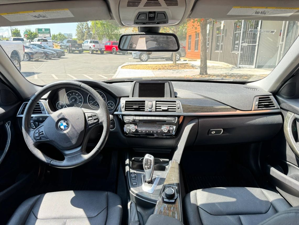 2017 BMW 3 Series 320i xDrive Sedan 4D