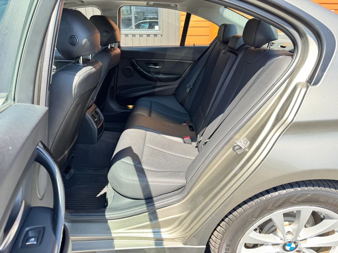 2017 BMW 3 Series 320i xDrive Sedan 4D
