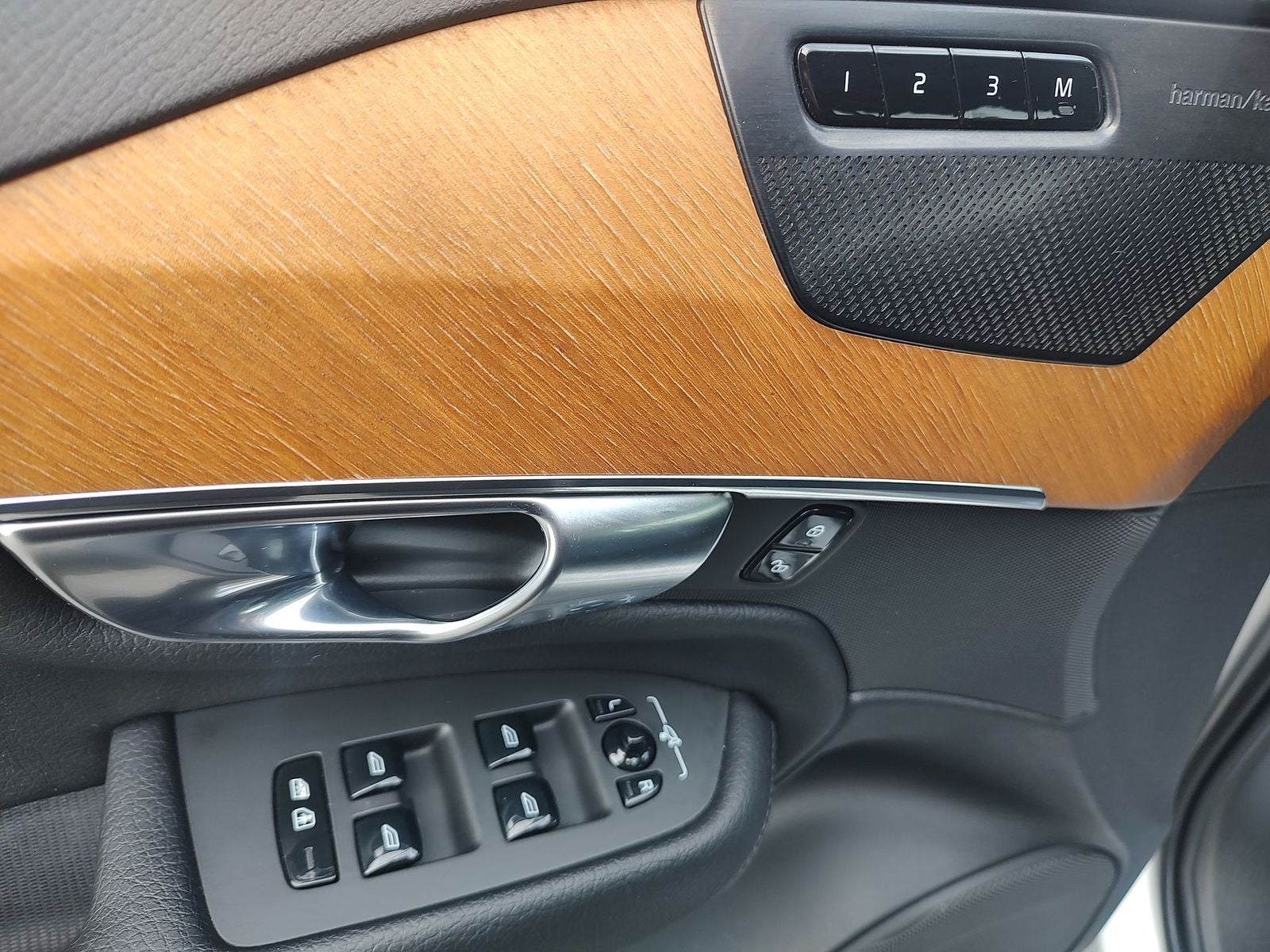 2022 Volvo XC90 T5 Momentum