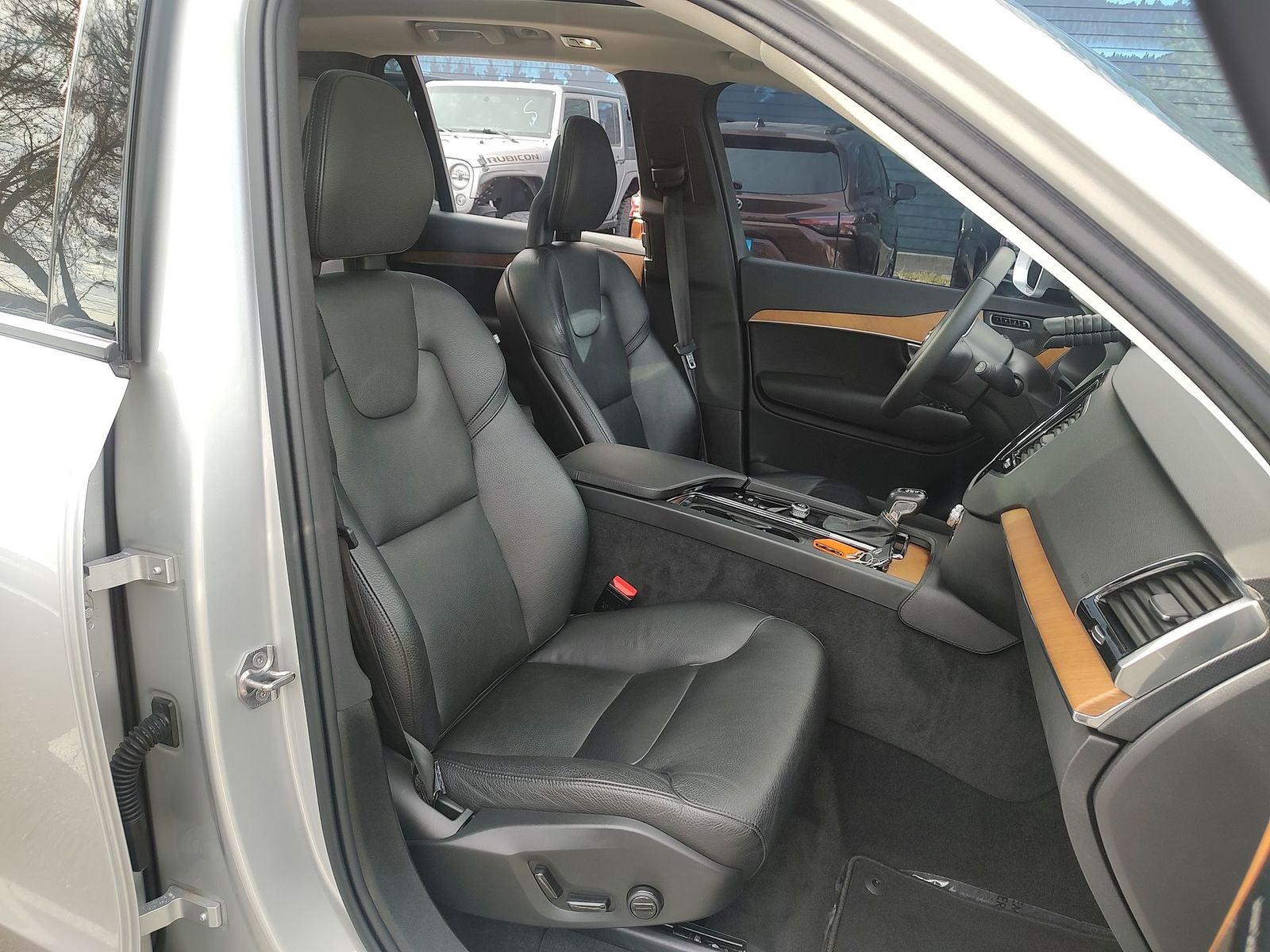 2022 Volvo XC90 T5 Momentum