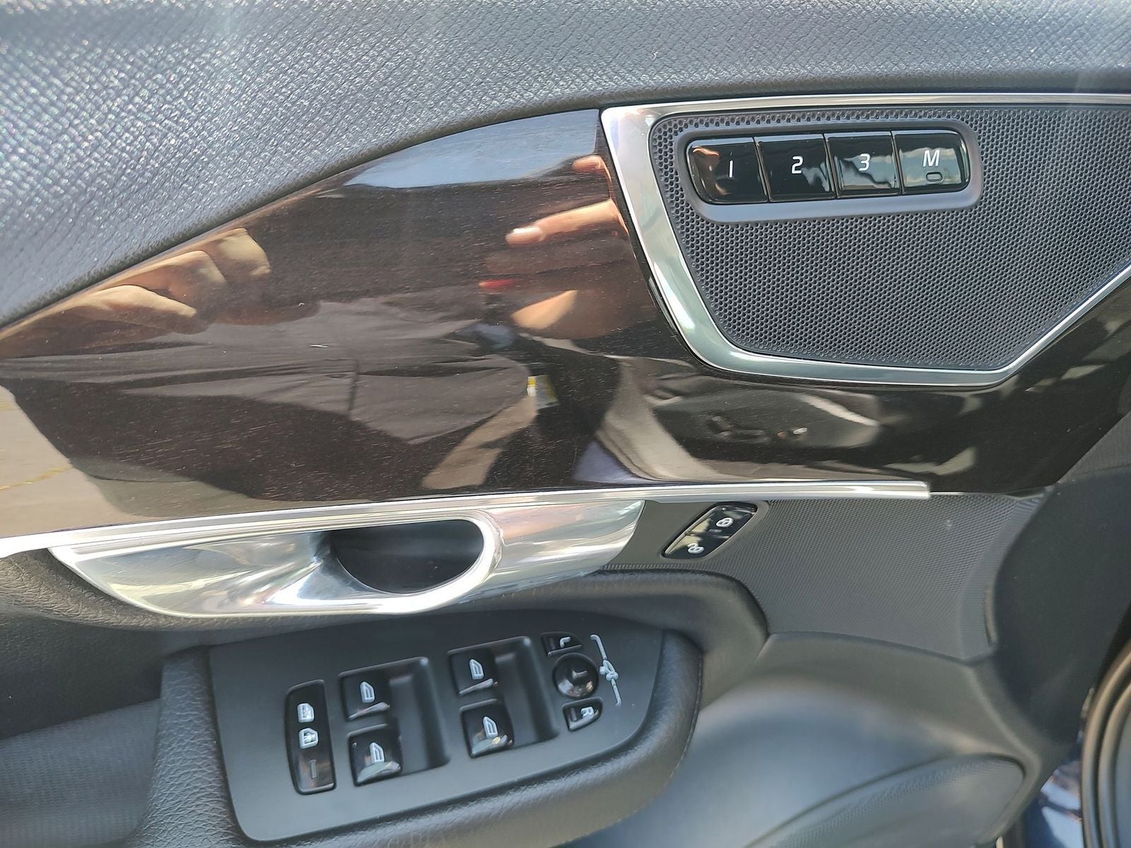 2017 Volvo XC90 T6 Momentum