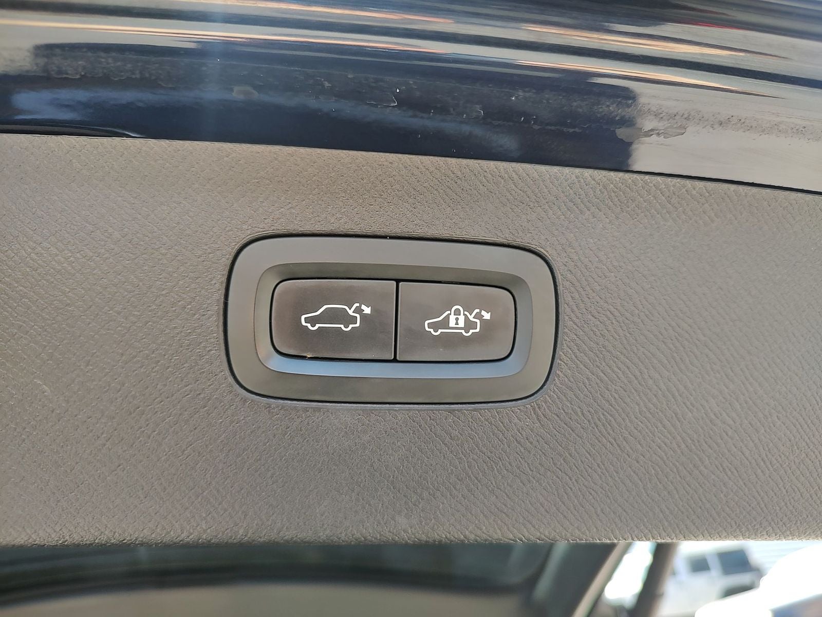 2017 Volvo XC90 T6 Momentum